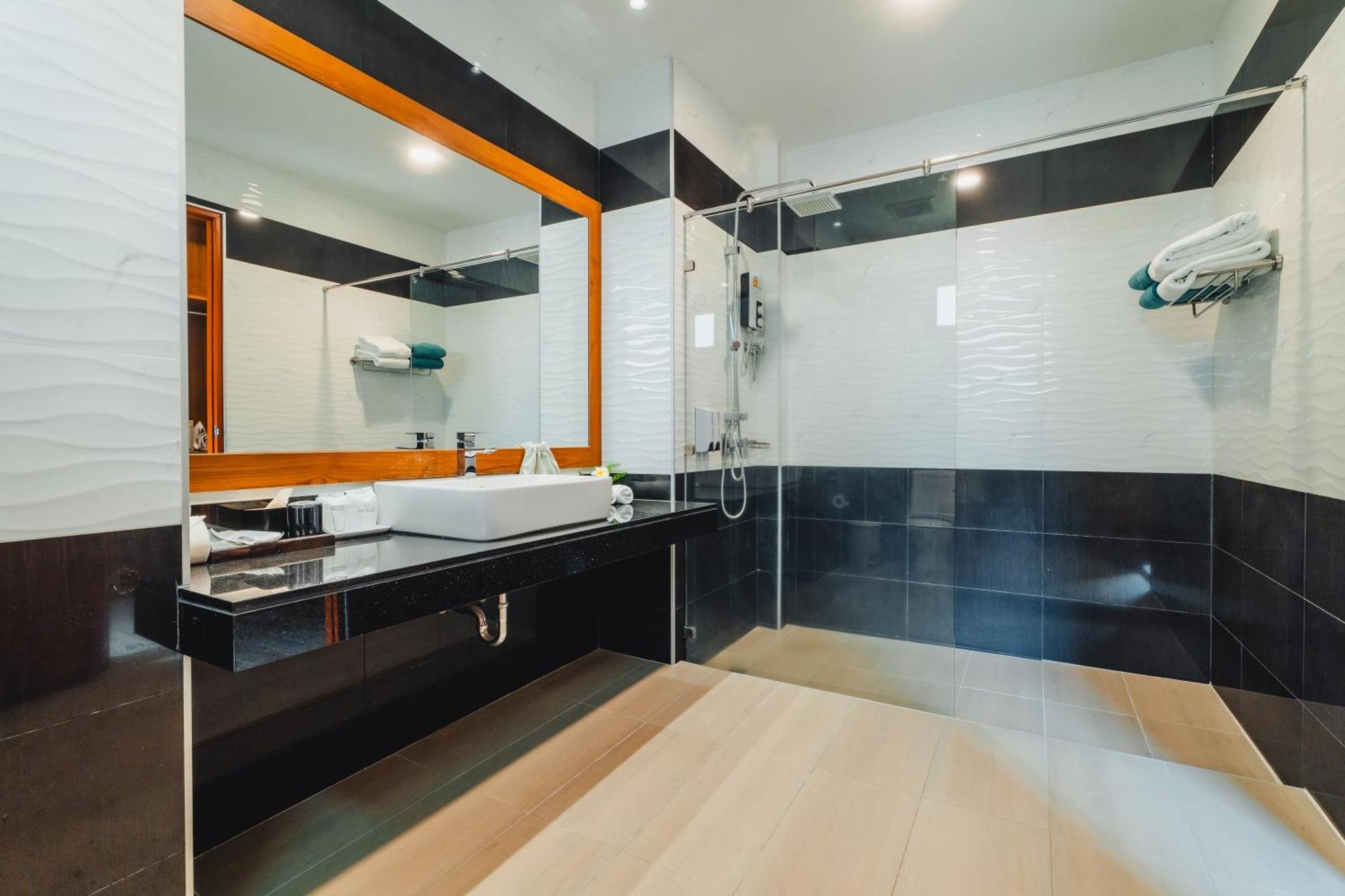 Bangtao Boutique Villa Банг Тао Бийч Екстериор снимка