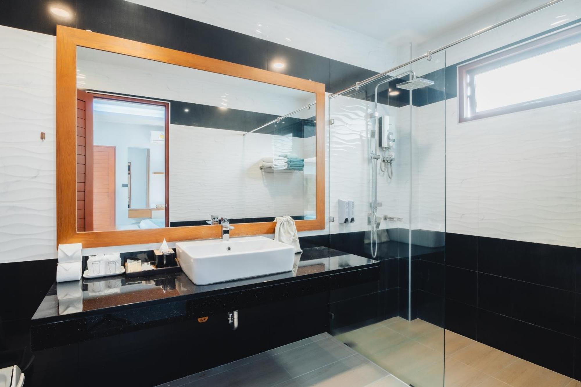 Bangtao Boutique Villa Банг Тао Бийч Екстериор снимка